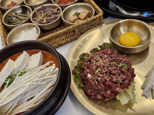 놋접시의 육회와 달걀노른자, 뚝배기 찌개와 반찬
